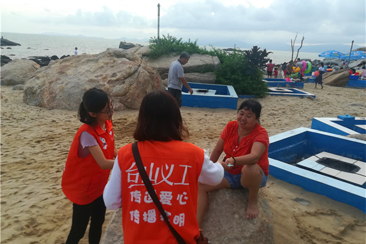 廣東省各地紛紛組織“不留白色污染”環(huán)?；顒討c“七一”